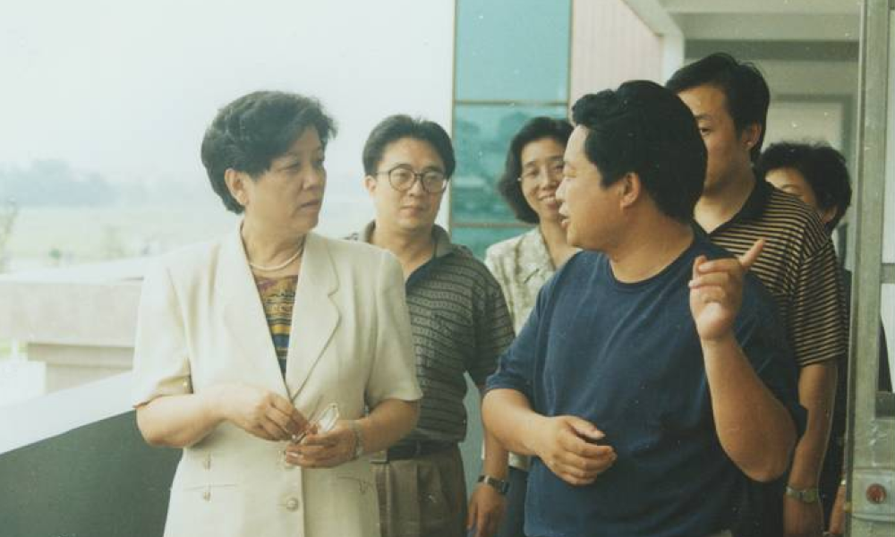 2000年6月19日,时任教育部长陈至立(左一)视察学校
