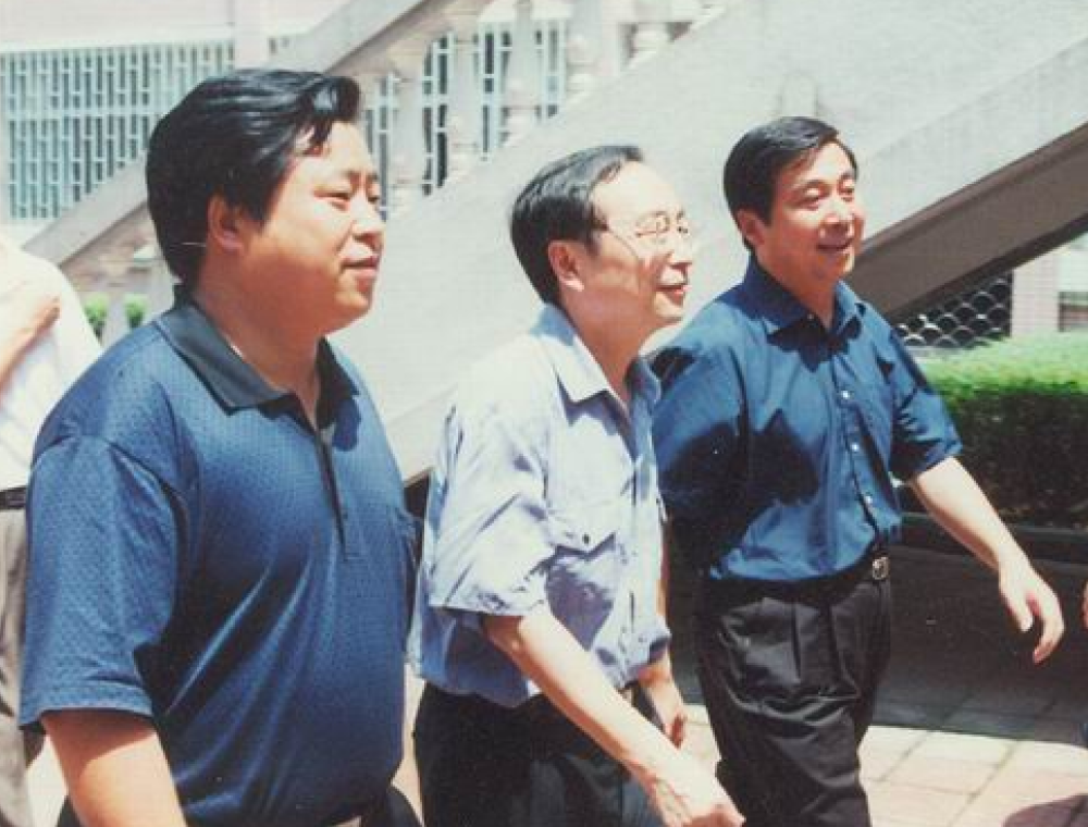 2001年7月11日,时任全国人大副委员长蒋正华(中)来校视察